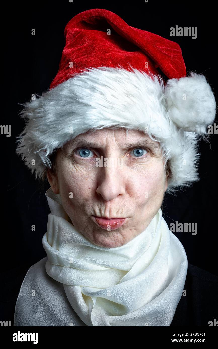 Ritratto di una donna adulta dissimulata in Babbo Natale per le vacanze di Natale e Capodanno Foto Stock