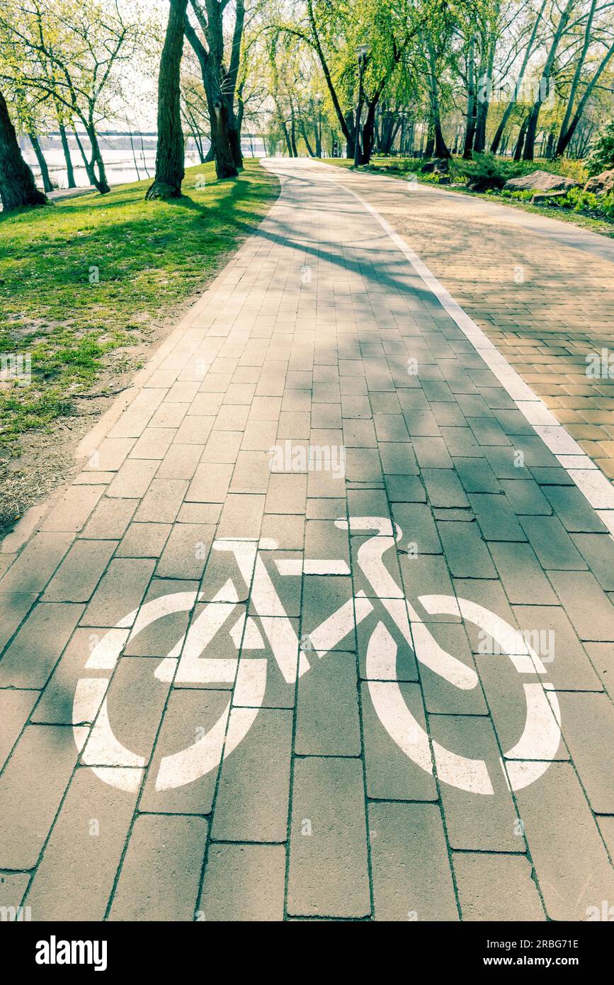 Bianco percorso bike segno dipinto su una corsia nel parco Natalka di Kiev, Ucraina Foto Stock