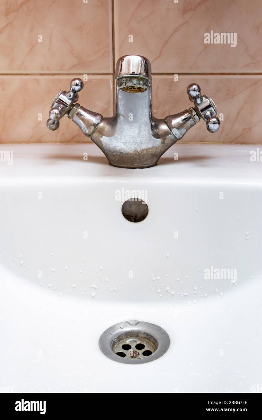 Immagine verticale di rubinetto chiuso su un lavandino bianco del bagno Foto Stock