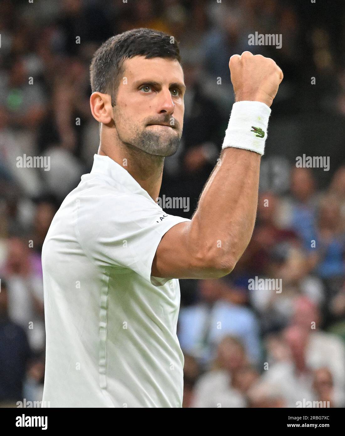 Londra, GBR. 9 luglio 2023. London Wimbledon Championships Day 7 08/07/2023 Novak Djokovic (SRB) dà un saluto forte ai tifosi che si stavano inchinando contro di lui mentre vince il primo set nel match del quarto round credito: Roger Parker/Alamy Live News Foto Stock