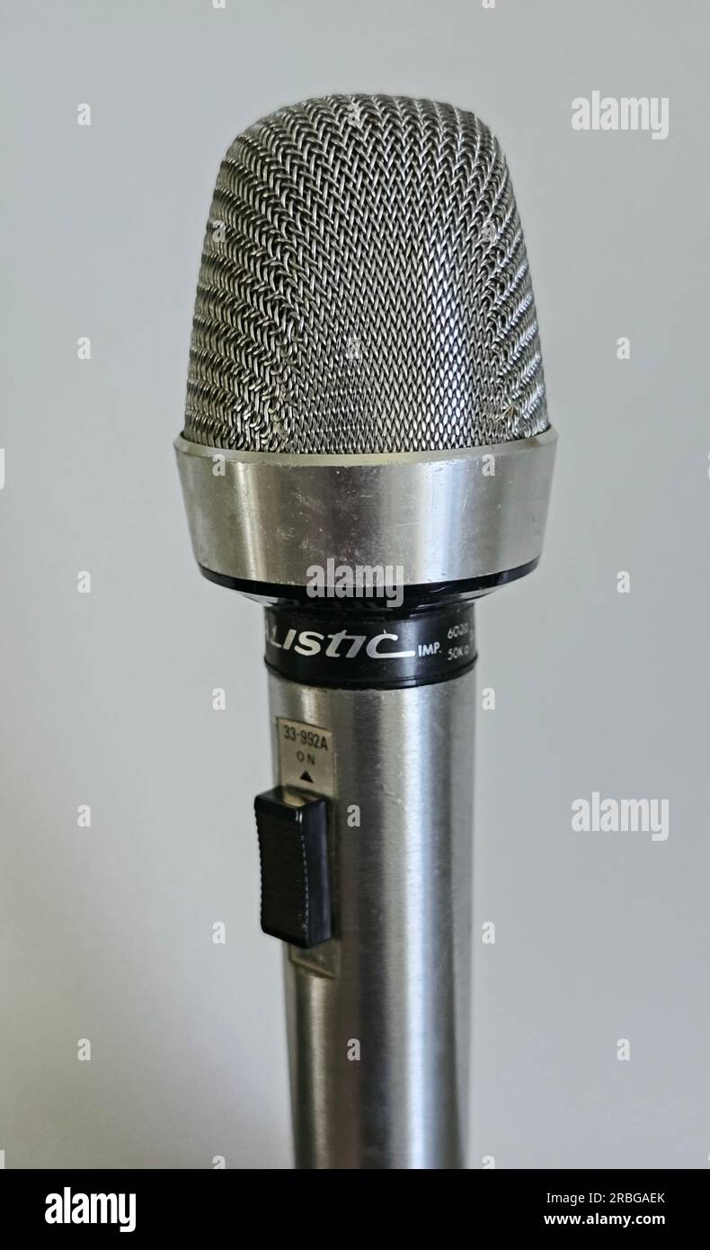 Microfono vintage in Steele inox con cavo Foto Stock