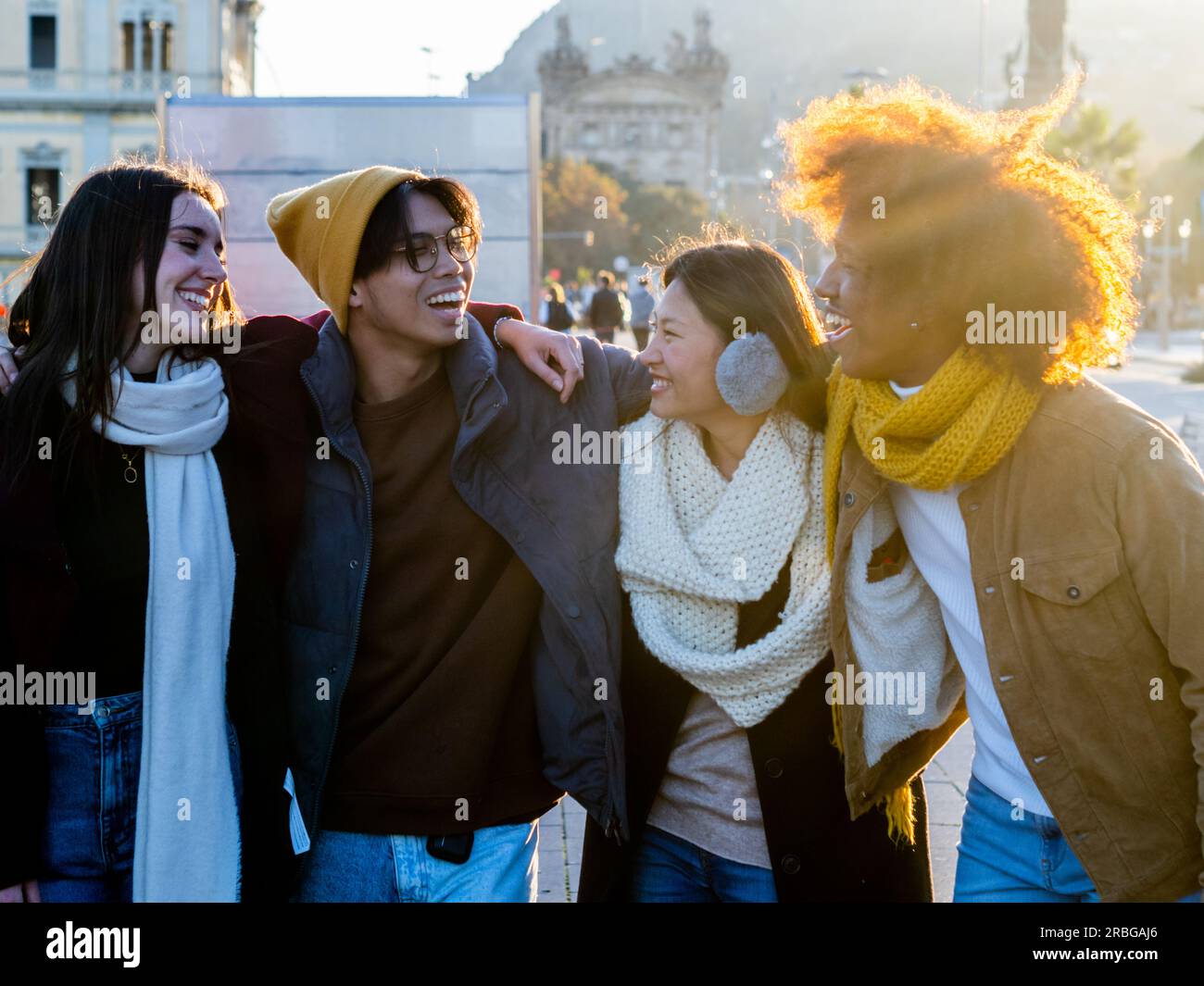 Gruppo di amici multietnici in abiti invernali che si divertono in una città. Concetto di comunità, amicizia, inverno Foto Stock