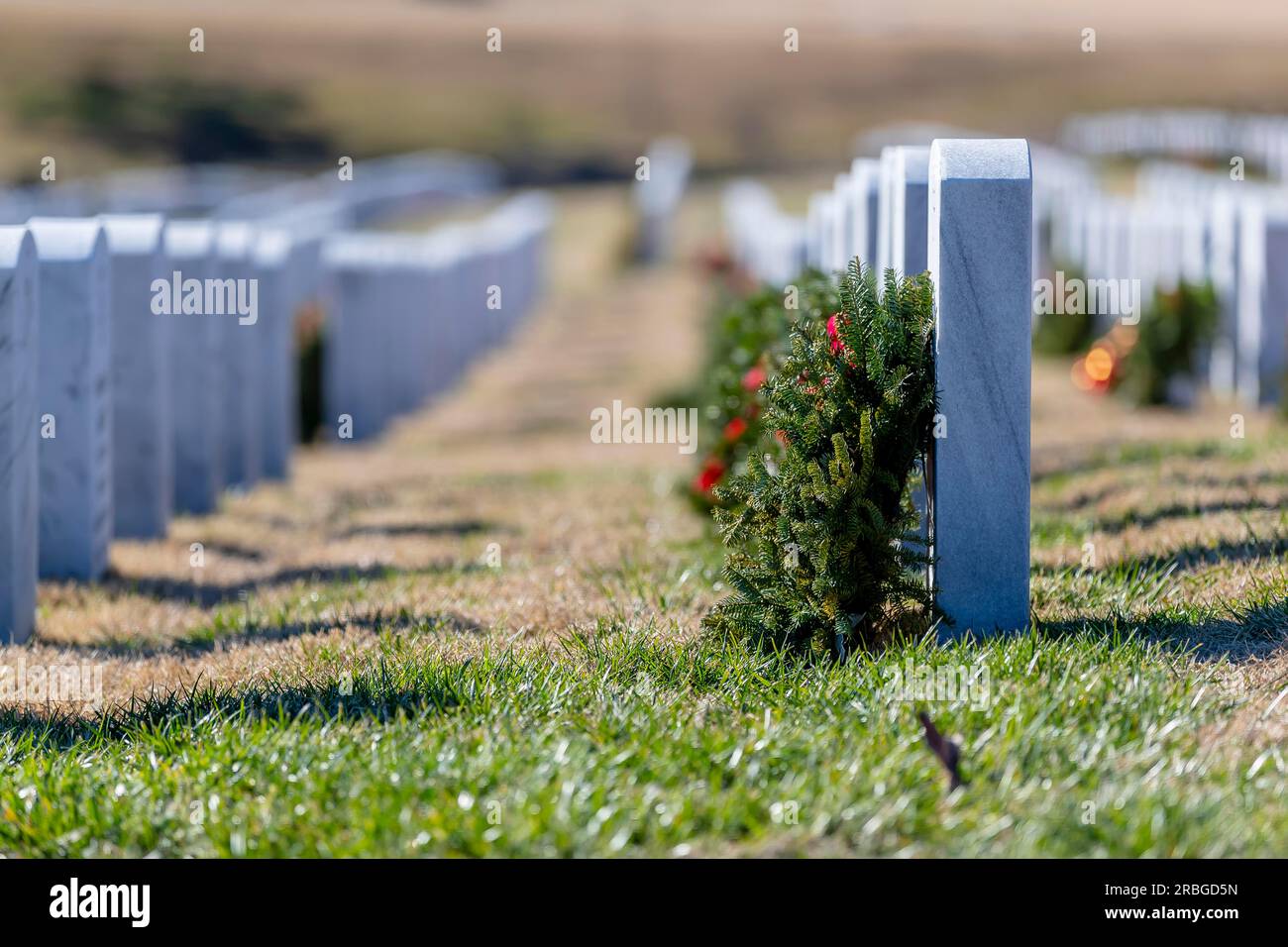 Cimitero dei veterani adornato con corone per le festività natalizie Foto Stock