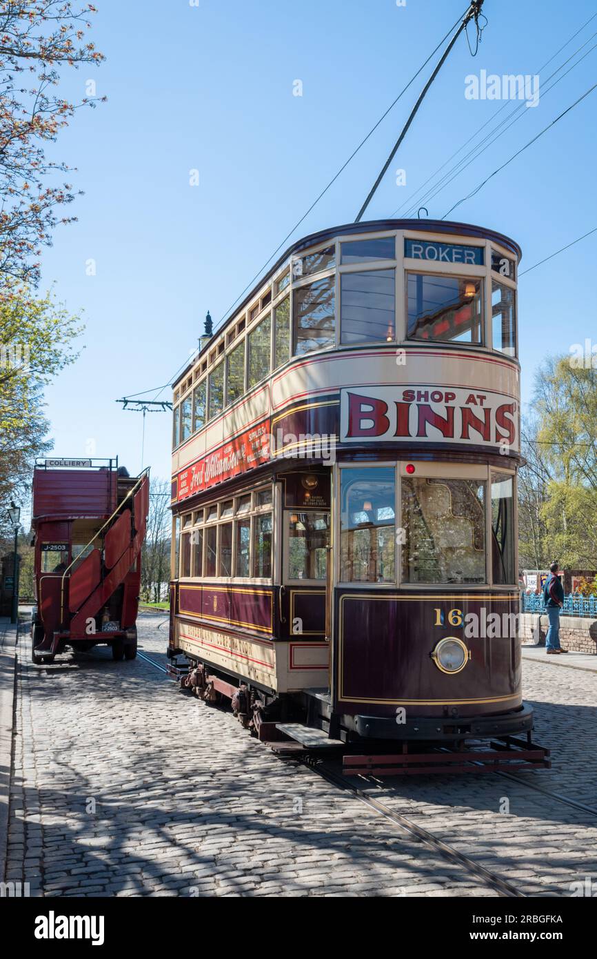 Tram su una strada acciottolata, Regno Unito Foto Stock Tram su una strada acciottolata, Regno Unito Foto Stock