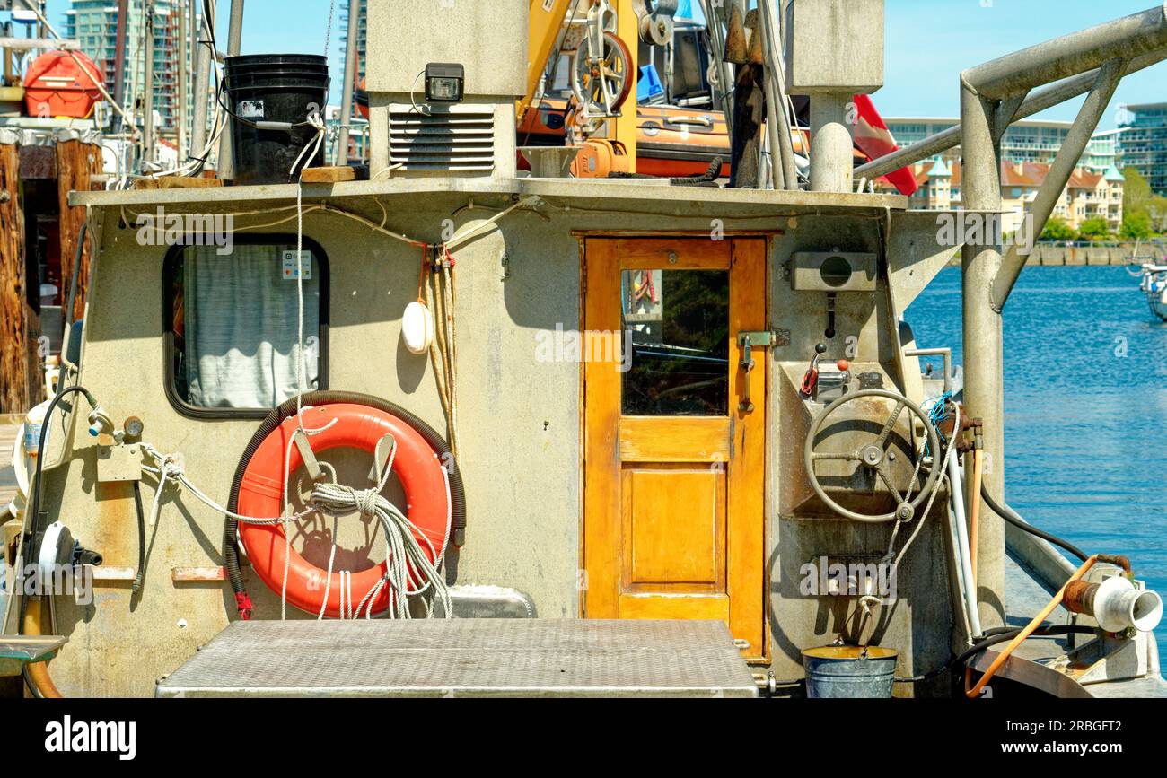 VICTORIA, COLUMBIA BRITANNICA - 2 maggio 2023: Fishermans Wharf è una destinazione unica con pescherecci funzionanti, barche da diporto, case galleggianti e chiosco Foto Stock