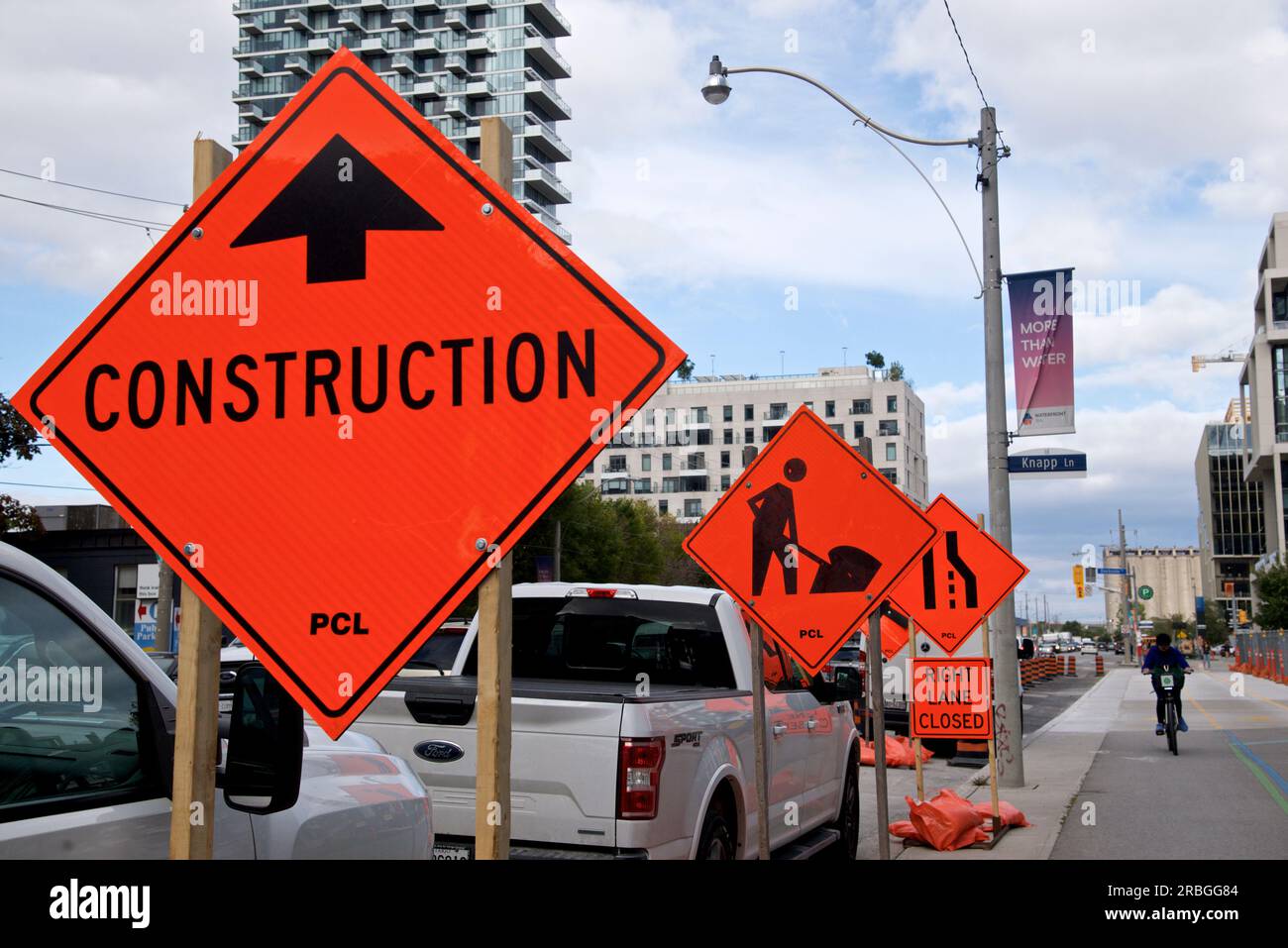 Cartello per lavori in corso nel centro città Foto Stock