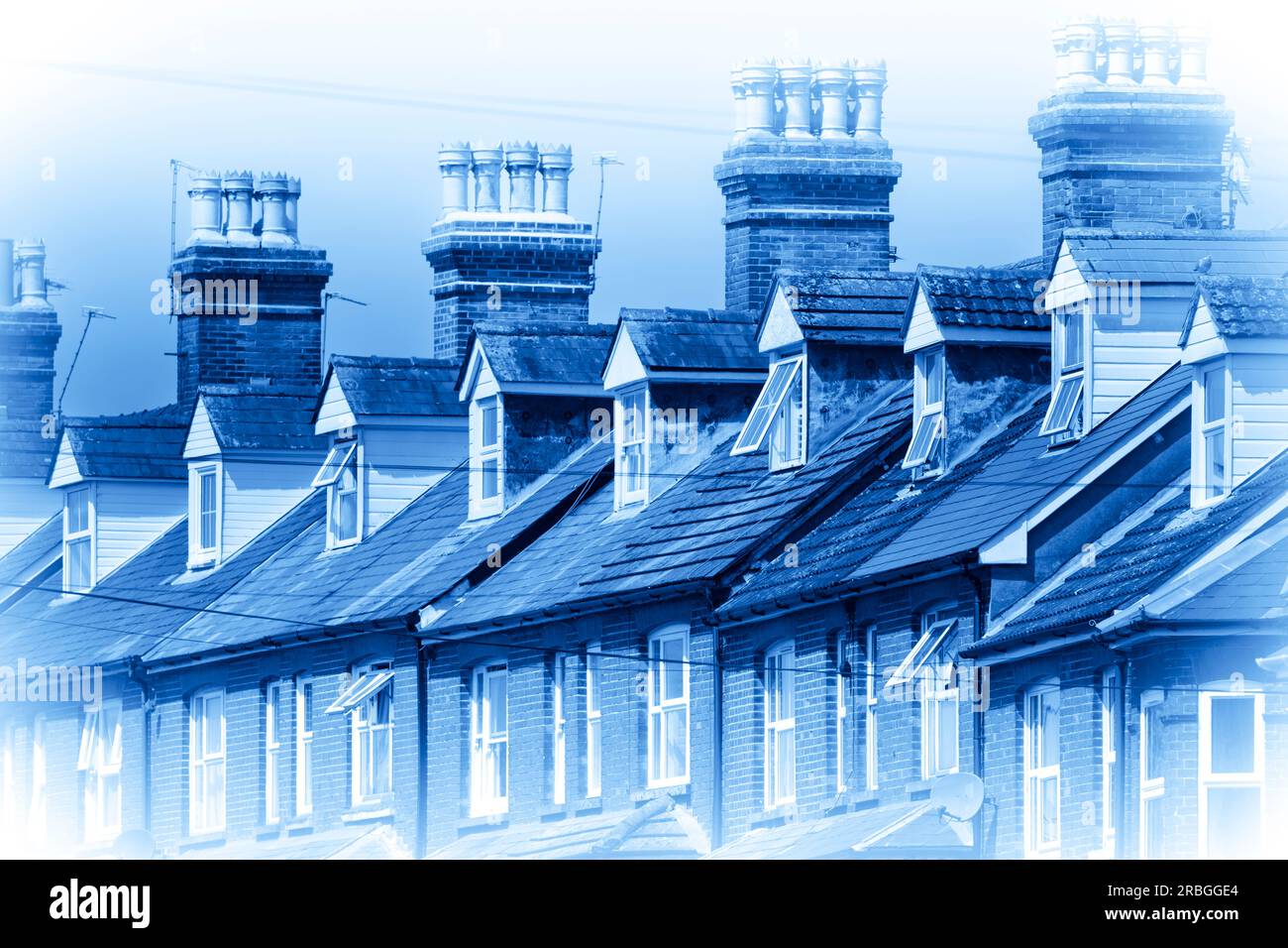 Immagine di sfondo blu che mostra abitazioni vittoriane a schiera a Basingstoke, Regno Unito. Concetto: Costo della vita, accessibilità dei mutui, acquisto in affitto, prezzi delle abitazioni Foto Stock