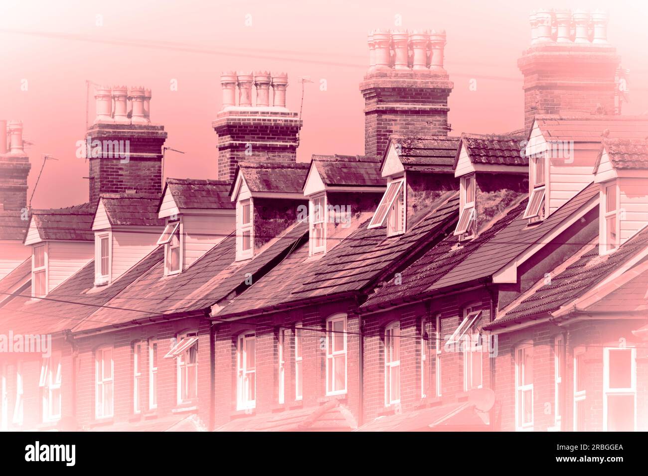 Immagine di sfondo monocromatica rossa che mostra l'alloggiamento vittoriano a schiera a Basingstoke, Regno Unito. Concetto: Mercato ipotecario, buy-to-let, tassi di interesse, affitto Foto Stock