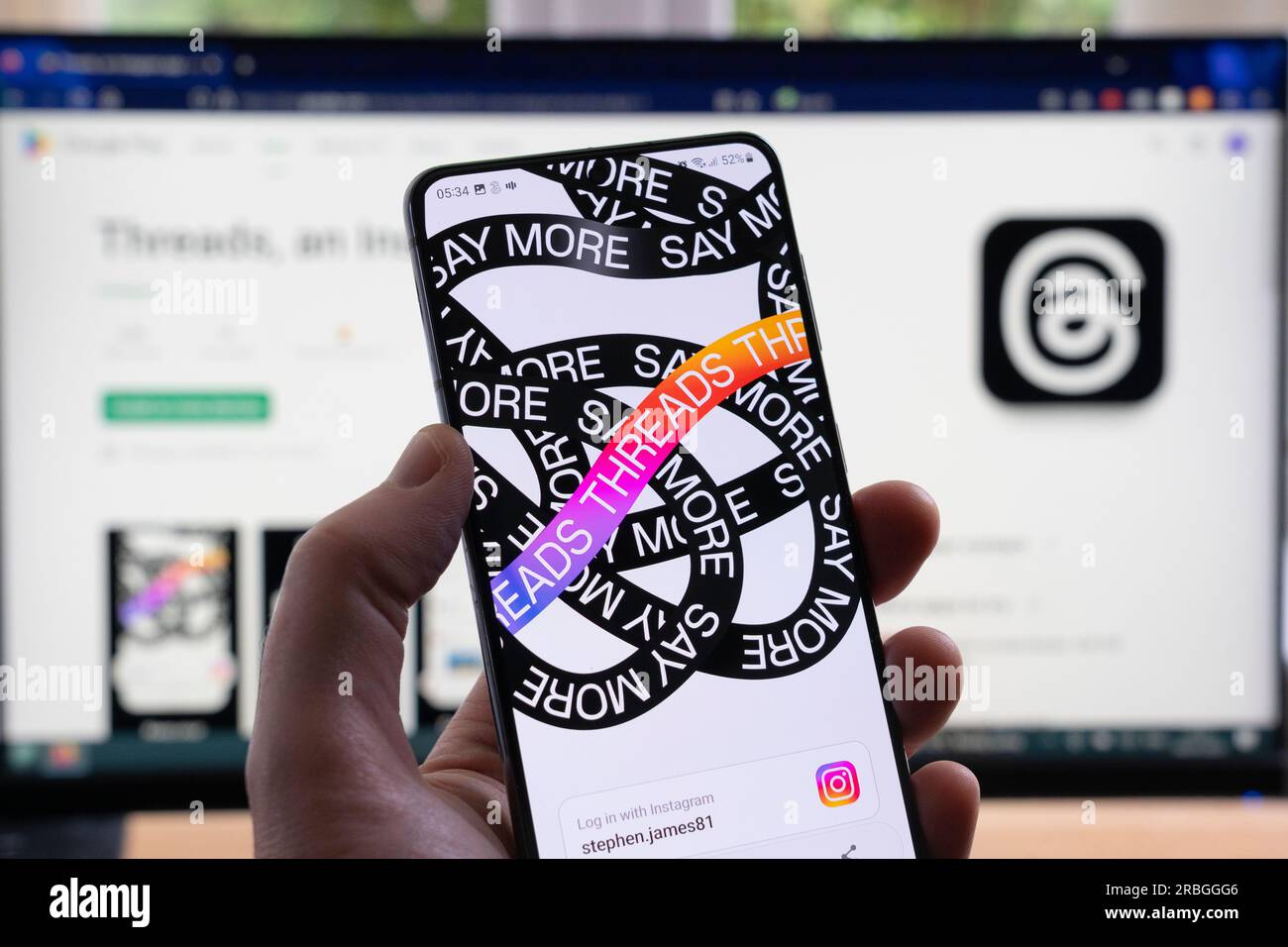 Mano dell'uomo che tiene uno smartphone che visualizza la schermata di caricamento delle startup per i thread e il relativo logo, un'app per social media Instagram di Meta. REGNO UNITO Foto Stock