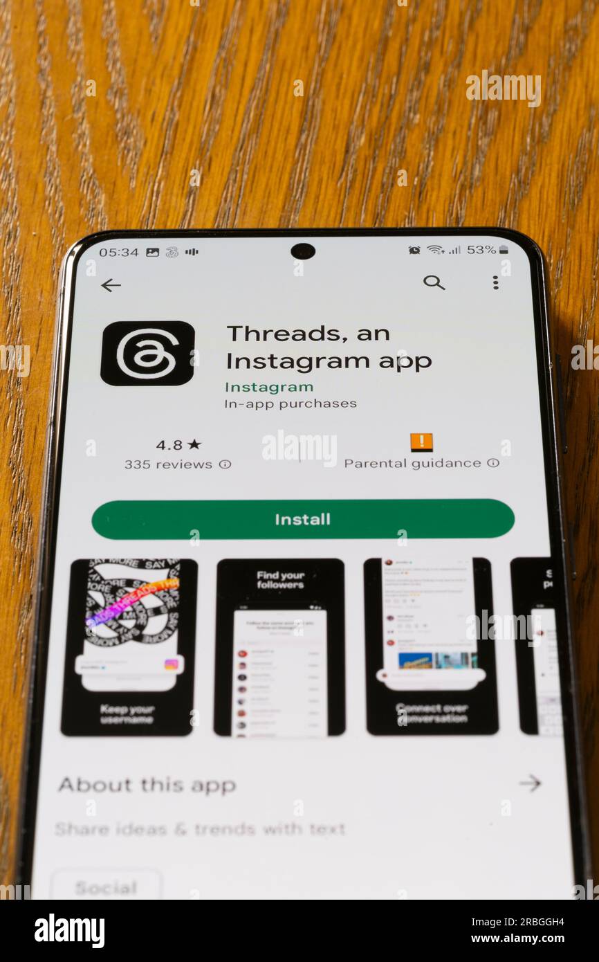 Il logo Threads e la schermata di download di Google Play per Threads, un'app Instagram, sullo schermo di un telefono cellulare/smartphone. Concetto: Una sostituzione di Twitter Foto Stock