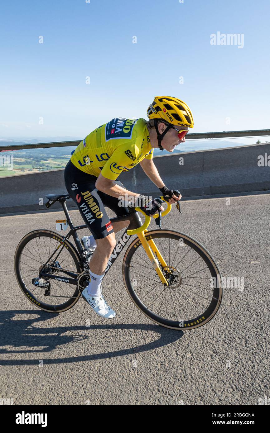 Puy de Dome, Francia, 9 luglio 2023, JONAS VINGEGAARD di JUMBO - VISMA nella maglia gialla, leader della classifica individuale generale sulla tappa 9, 184km, Saint Leonard de Noblat a Puy de Dome durante la 110a edizione del Tour de France crediti: Nick Phipps/Alamy Live News Foto Stock