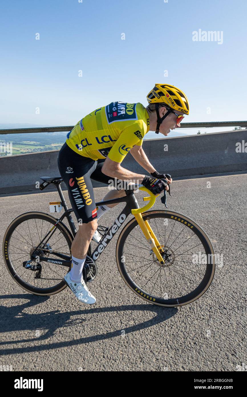 Puy de Dome, Francia, 9 luglio 2023, JONAS VINGEGAARD di JUMBO - VISMA nella maglia gialla, leader della classifica individuale generale sulla tappa 9, 184km, Saint Leonard de Noblat a Puy de Dome durante la 110a edizione del Tour de France crediti: Nick Phipps/Alamy Live News Foto Stock