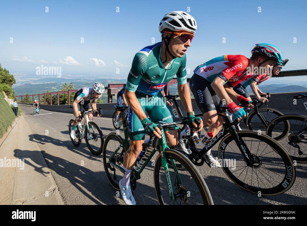 Puy de Dome, Francia, 9 luglio 2023, JASPER PHILIPSEN di ALPECIN-DECEUNINCK nella maglia verde, leader della classifica a punti nella tappa 9, 184km, Saint Leonard de Noblat a Puy de Dome durante la 110a edizione del Tour de France Credit: Nick Phipps/Alamy Live News Foto Stock