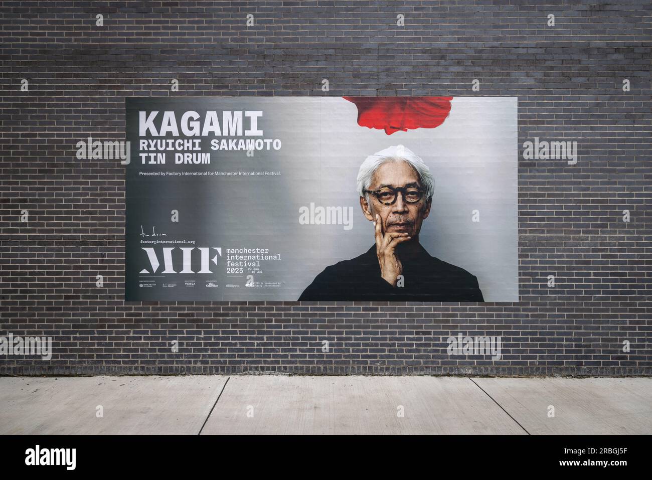 Un cartellone ai Versa Studios, Manchester che pubblicizza Kagami, un'esperienza di concerto virtuale impressionante e rivoluzionaria con Ryuichi Sakamoto Foto Stock