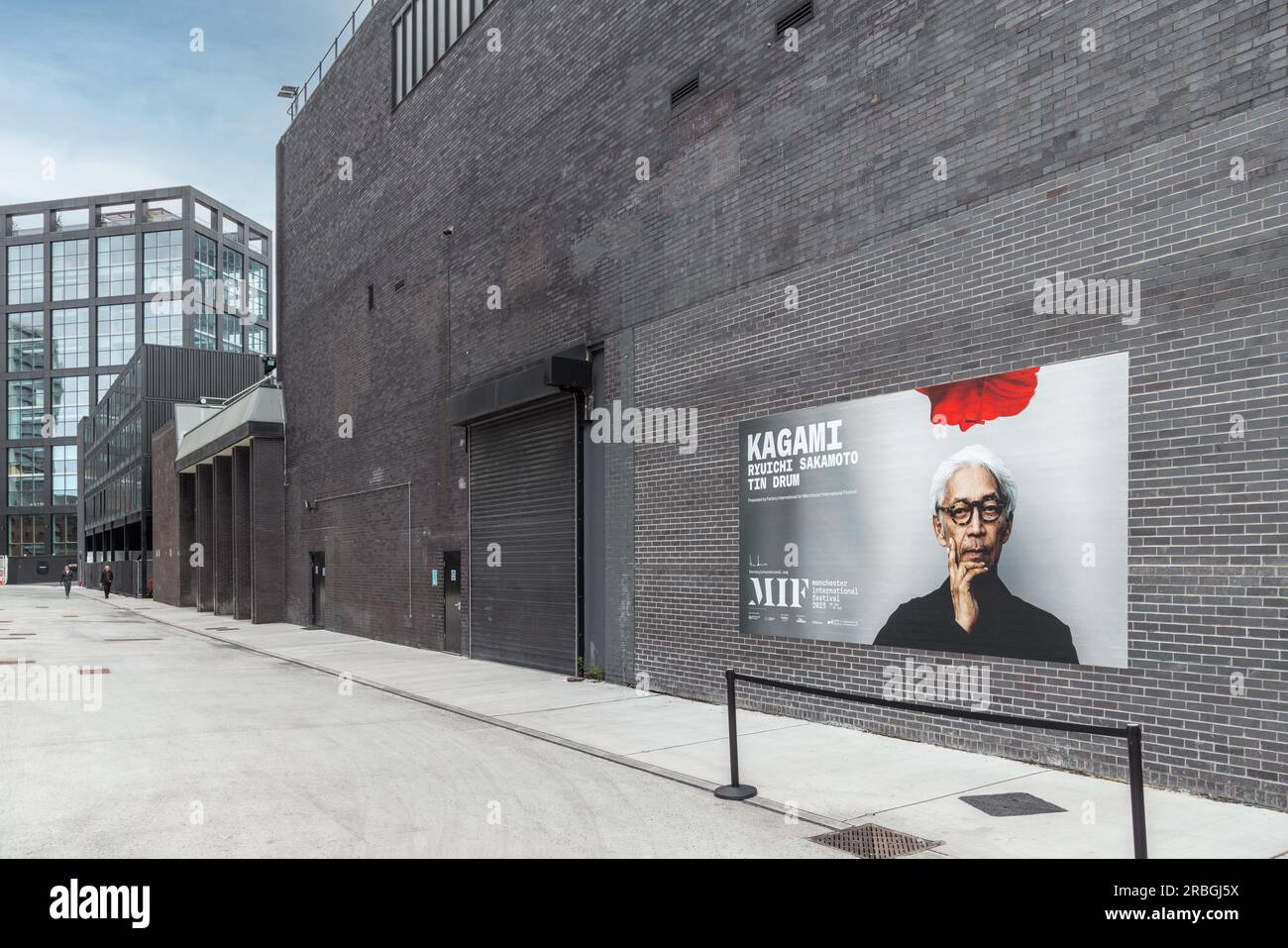 Un cartellone ai Versa Studios, Manchester che pubblicizza Kagami, un'esperienza di concerto virtuale impressionante e rivoluzionaria con Ryuichi Sakamoto Foto Stock