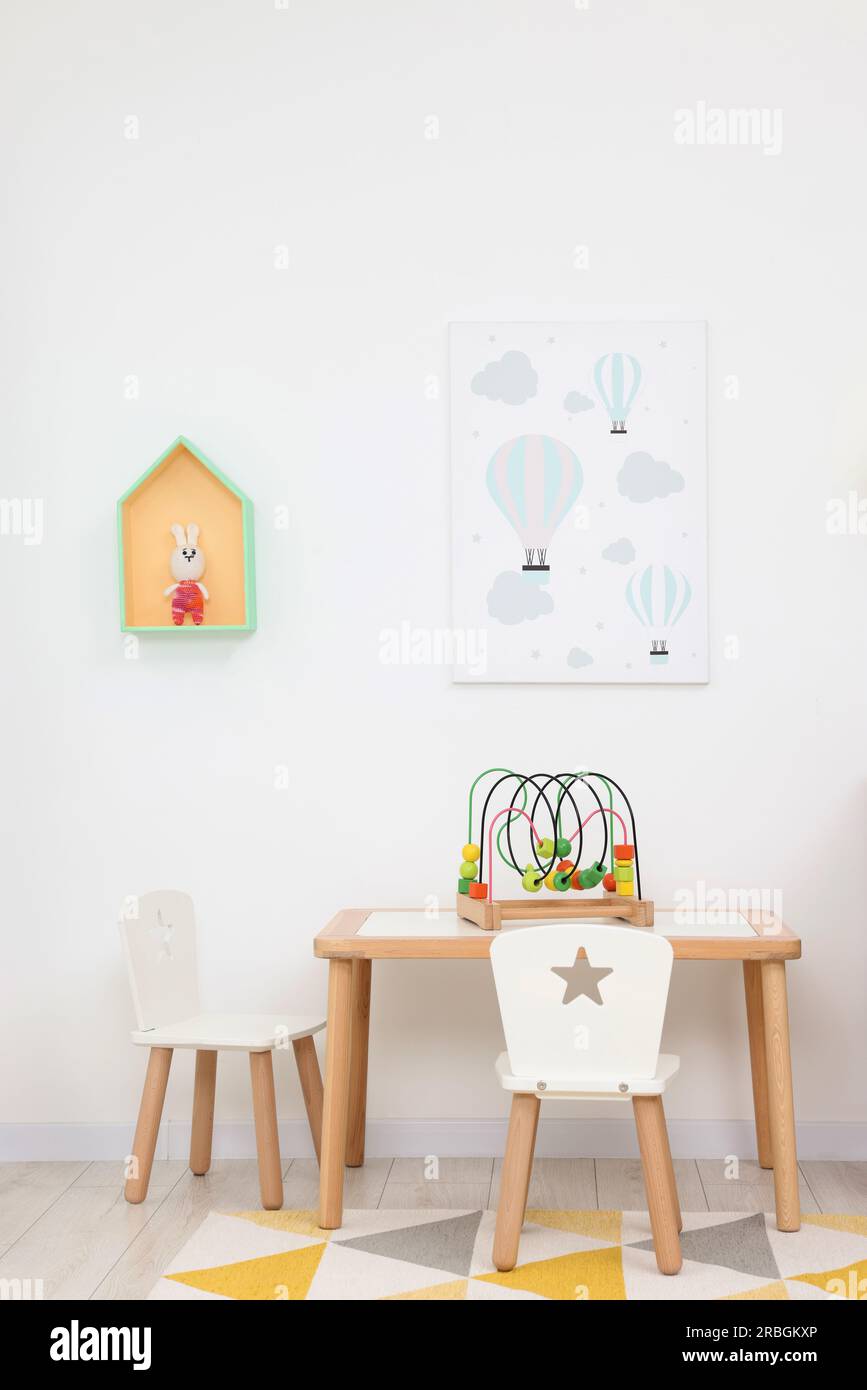 Colorato piccolo tavolo e sedie per bambini Foto stock - Alamy