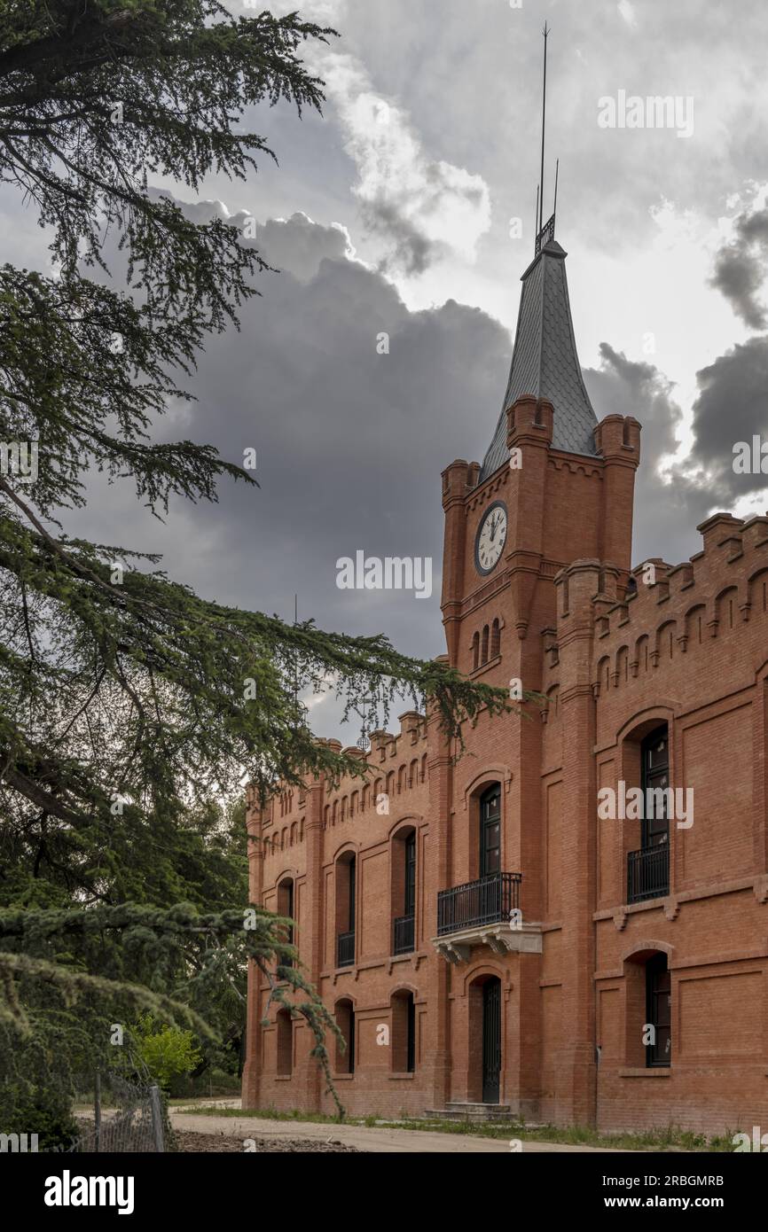 Facciata principale di un vecchio edificio in un parco con un sentiero sterrato Foto Stock