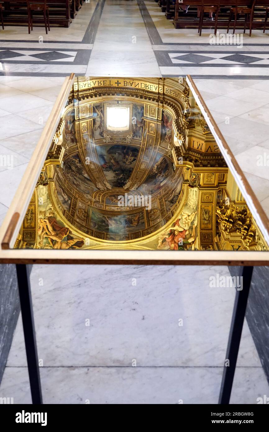 Specchio utilizzato nella basilica di Sant Andrea della Valle a Roma in Italia che consente ai visitatori di vedere le opere d'arte sul soffitto Foto Stock