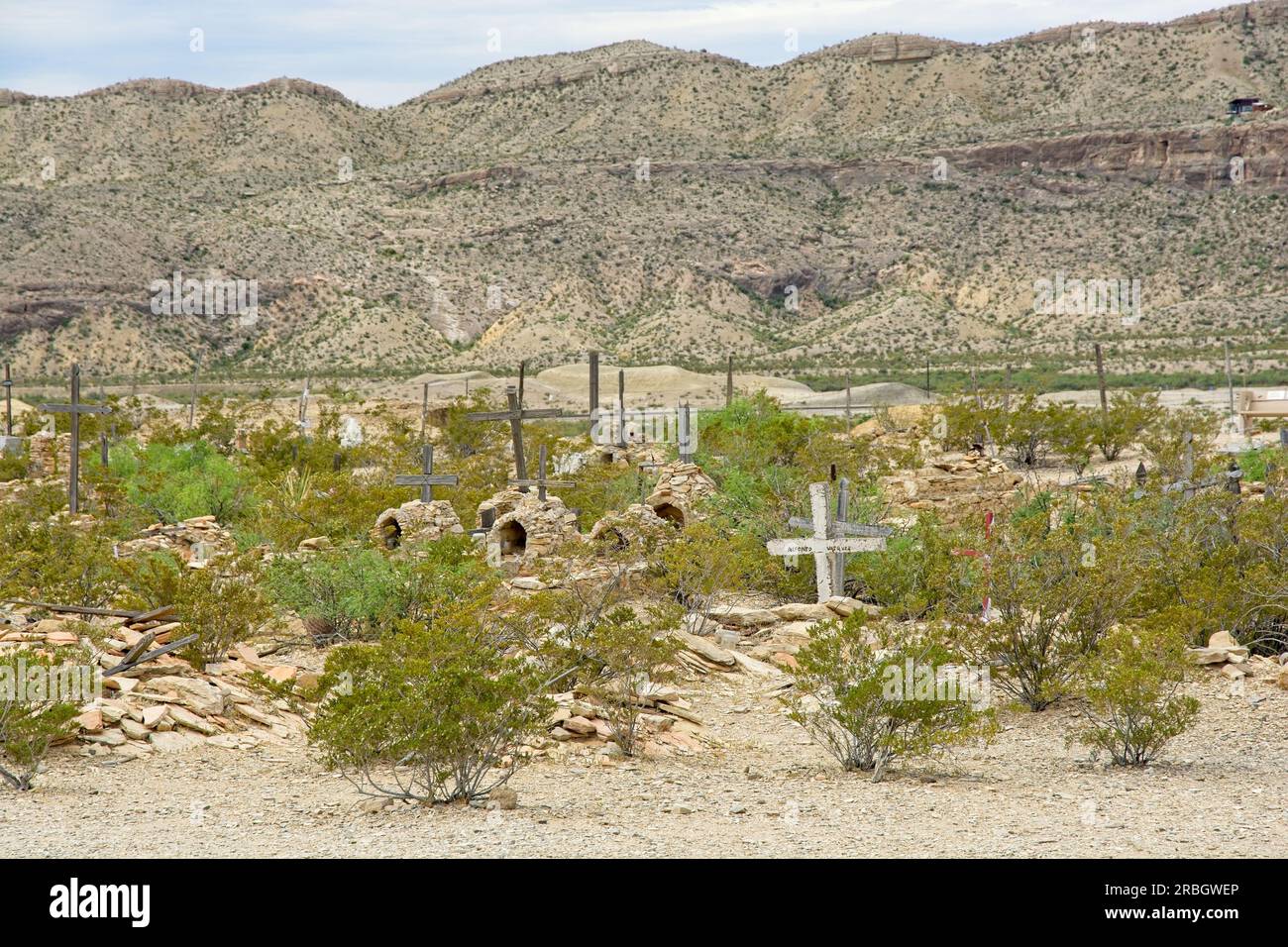 Siti tombali nel 1902 cimitero di Terlingua fuori dalla città fantasma che era la Chisos Mining Company con erosione della cresta di mesa alle spalle Foto Stock