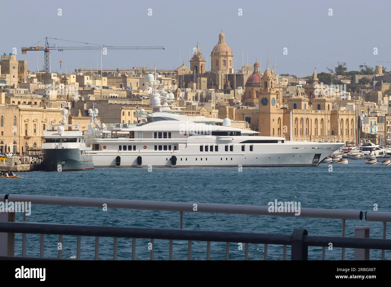 Talisman C, un super yacht privato di lusso di 70,5 metri di 60 milioni di dollari di proprietà dei fratelli Pears, ormeggiato nel Grand Harbour, la Valletta, Malta, aprile 2023. Foto Stock