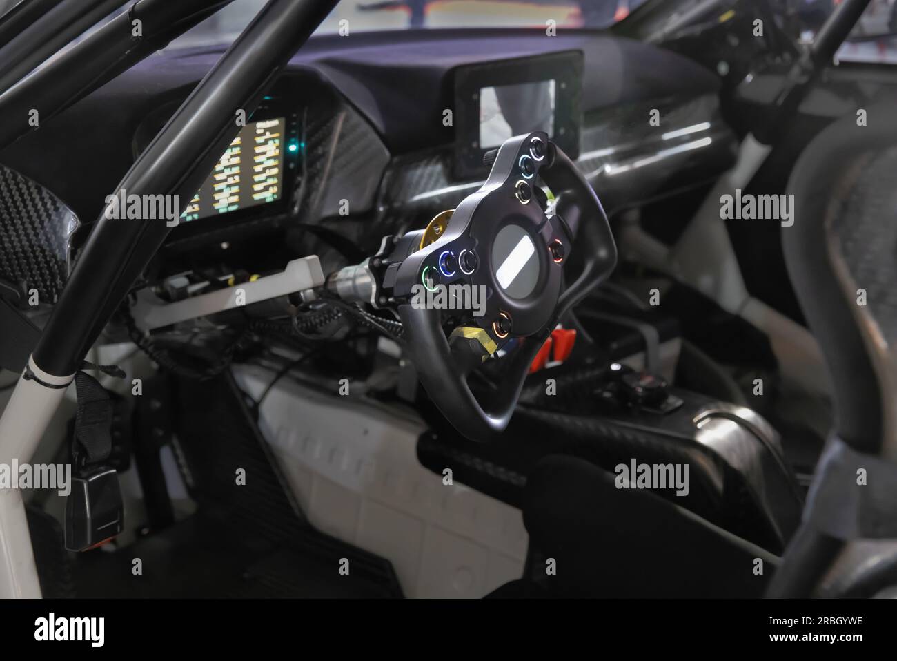 Cabina di pilotaggio per auto da corsa con volante elettrico. Foto Stock