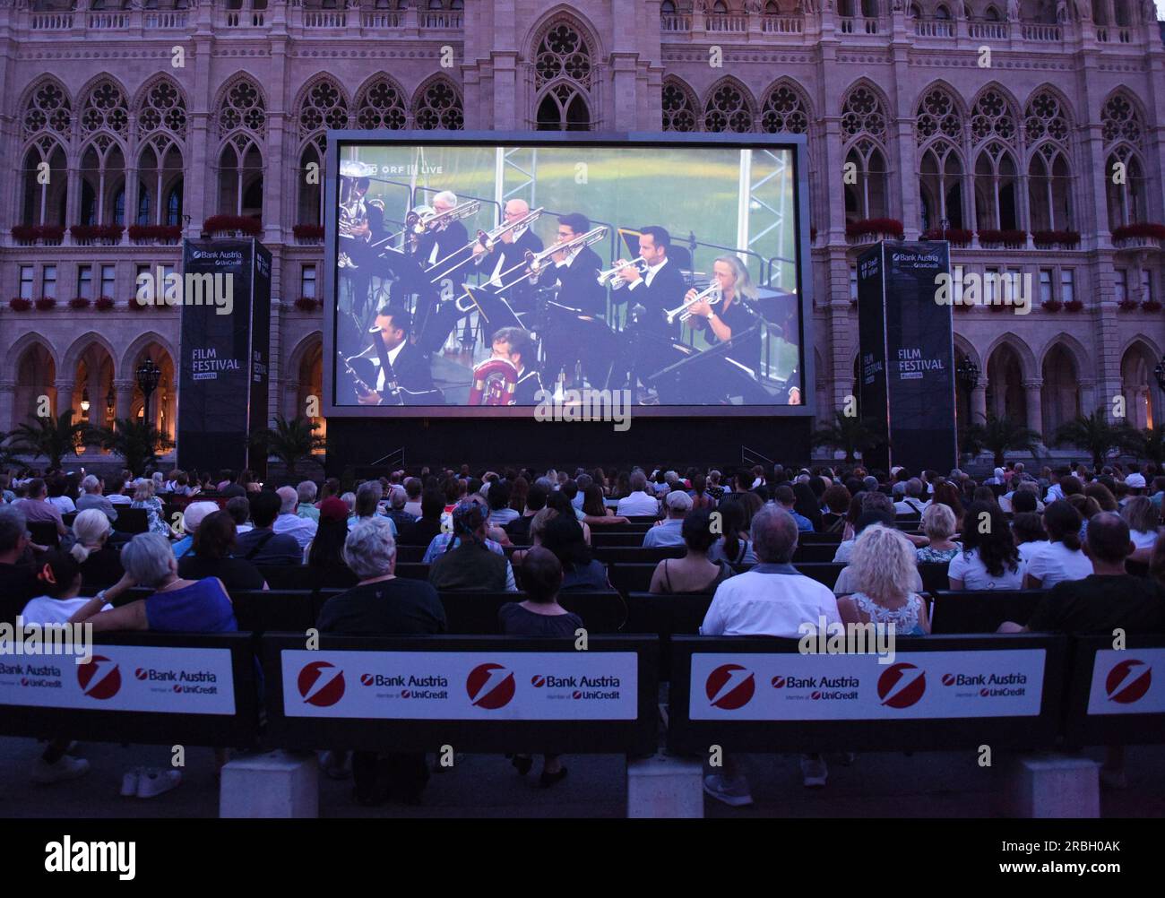 Vienna, Austria. 9 luglio 2023. La gente guarda un film di concerto durante il Festival del cinema del 2023 al Rathausplatz di Vienna, in Austria, il 9 luglio 2023. Il festival cinematografico di quest'anno al Rathausplatz di Vienna si terrà dal 1° luglio al 3 settembre. Credito: He Canling/Xinhua/Alamy Live News Foto Stock