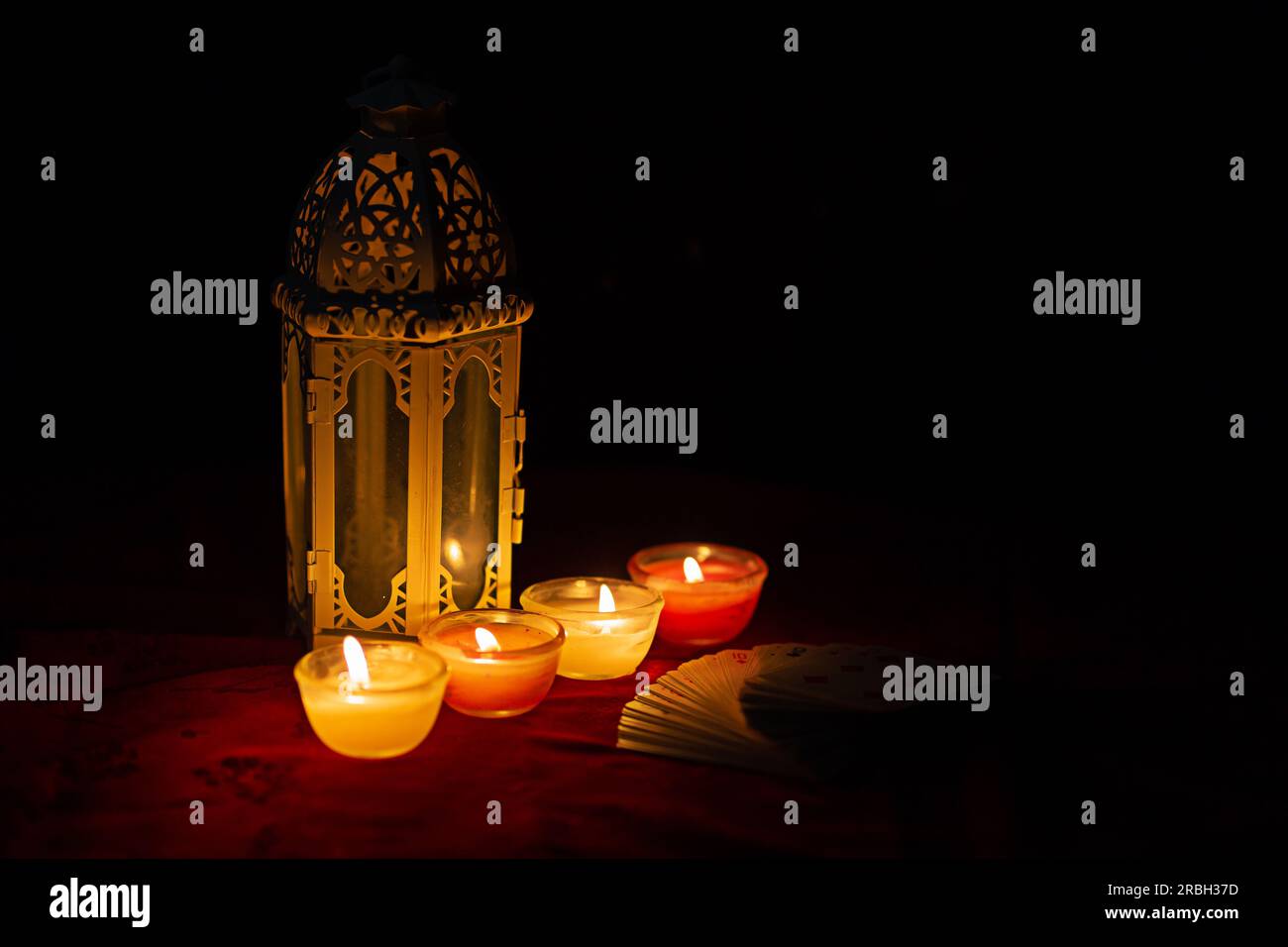 Illuminazione a candela e divinazione con carte immagini concettuali oroscopo Foto Stock