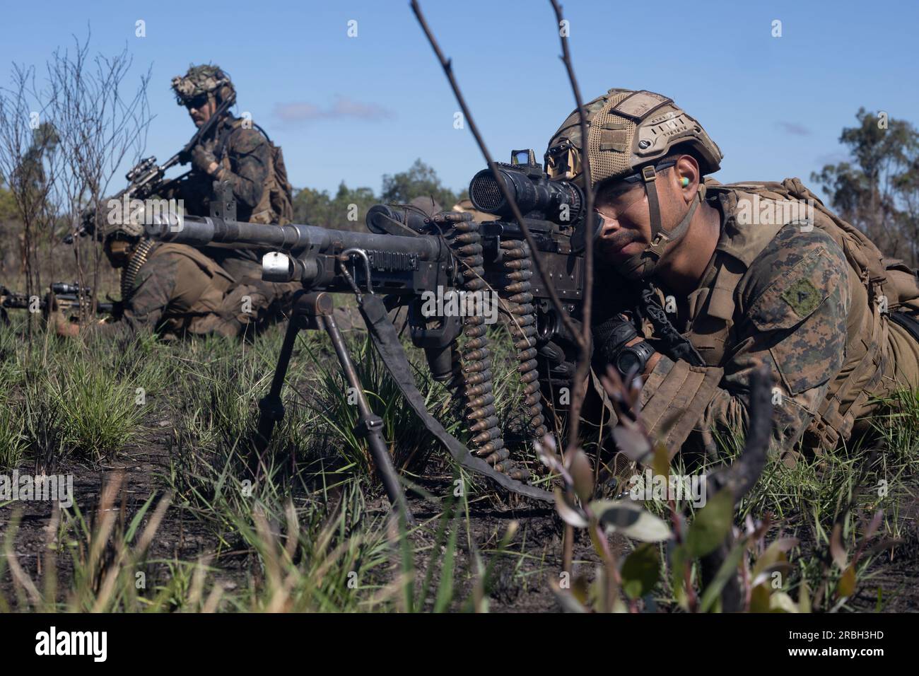 STATI UNITI Marines with Battalion Landing Team 2/1, 31st Marine Expeditionary Unit, conducono esercitazioni di fuoco e manovra durante un'esercitazione di assalto al campo d'aviazione nella Shoalwater Bay Military Training area, Australia, 6 luglio 2023. Il BLT 2/1 fu incaricato di catturare un campo di aviazione a sostegno del punto di rifornimento e di armamento in avanti dell'Air Combat Element. Il 31st MEU opera a bordo di navi dell'America Amphibious Ready Group nell'area operativa della 7th Fleet per migliorare l'interoperabilità con alleati e partner e fungere da forza di pronta risposta per difendere la pace e la stabilità nella regione Indo-Pacifico. ( Foto Stock