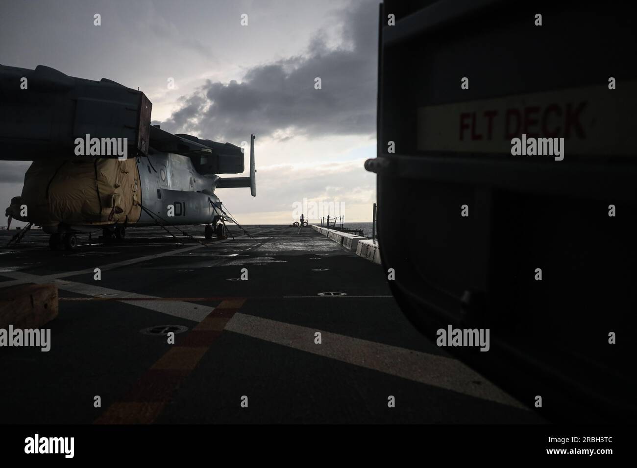 STATI UNITI Il compagno della Marina Boatswain, il sottufficiale di terza classe Erikka Nicolas, attaccato al molo di trasporto anfibio della classe San Antonino USS New York (LPD 21), si trova in posizione di guardia uomo in mare il 1° luglio 2023, mentre è in corso di partecipare all'esercitazione UNITAS LXIV. UNITAS è l'esercizio marittimo multinazionale annuale più longevo al mondo che si concentra sul miglioramento dell'interoperabilità tra più nazioni e forze congiunte durante le operazioni litorali e anfibie al fine di costruire su partnership regionali esistenti e creare nuove relazioni durature che promuovano la pace, la stabilità e la prosperità negli Stati Uniti Foto Stock