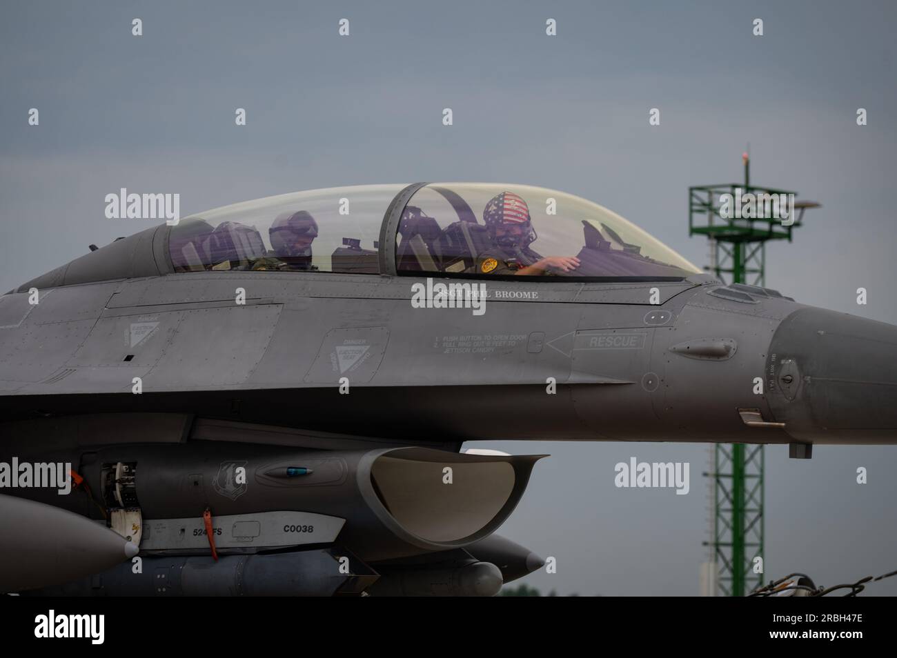 STATI UNITI Air Force tenente generale Michael A. Loh, centro destra, direttore, Air National Guard, e capitano Michael Loh Jr., sinistra, pilota, 52nd Fighter Wing, Preparatevi al decollo con un F-16CM Fighting Falcon assegnato al 148th Fighter Wing, Minnesota National Guard, al Tactical Air Force Wing 73, Laage, Germania, durante l'esercitazione Air Defender 2023 (AD23), 19 giugno 2023. L'esercizio AD23 è un esercizio multinazionale guidato dalla Germania incentrato sulla formazione sul campo a livello operativo e tattico, svolto principalmente in Germania, con sedi operative avanzate nella Repubblica ceca, in Estonia e in Lettonia. (STATI UNITI Rapporto aria Foto Stock