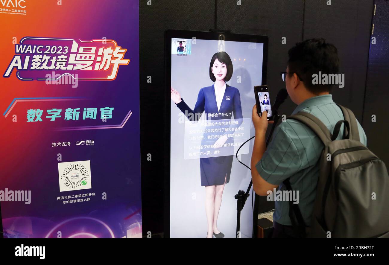 SHANGHAI, CINA - 6 LUGLIO 2023 - Un addetto stampa digitale è visto all'ingresso della conferenza mondiale sull'intelligenza artificiale 2023 a Shanghai, chi Foto Stock
