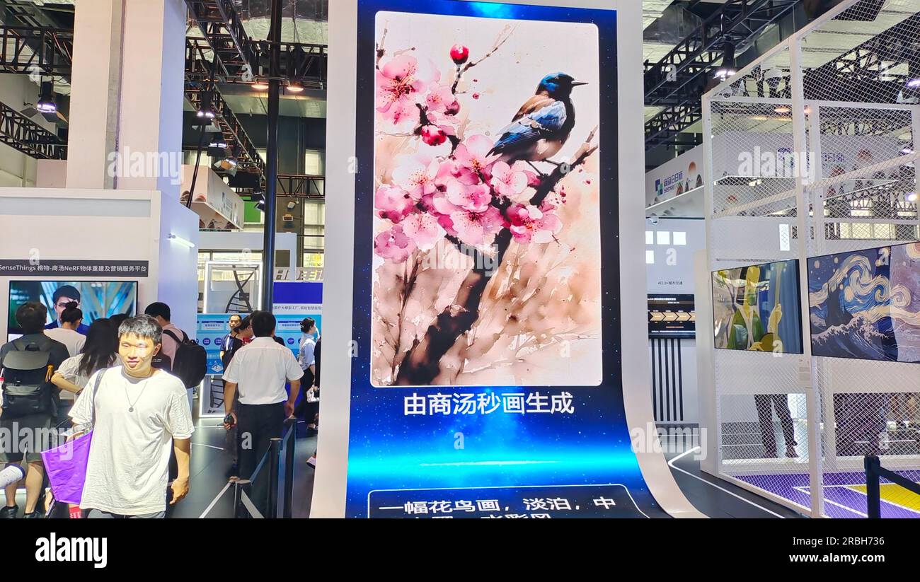 SHANGHAI, CINA - 6 LUGLIO 2023 - i visitatori visitano l'arte generativa della pittura ai presentata da Sensetime al World Artificial Intelligence Confer del 2023 Foto Stock