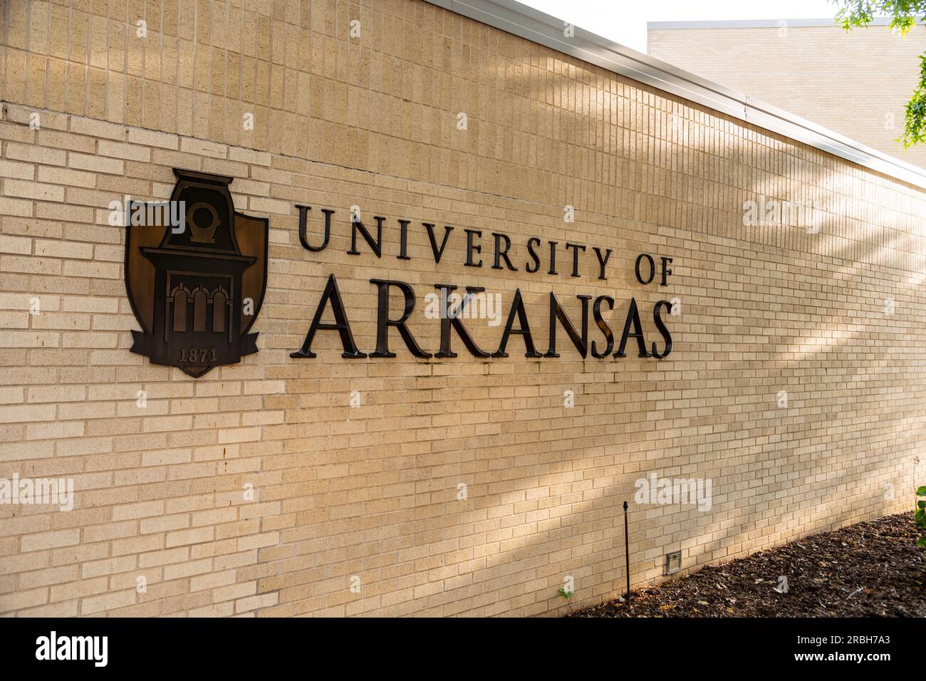 Fayetteville, Arkansas - 7 maggio 2023: Insegna dell'Università dell'Arkansas a Fayetteville, Arkansas. Foto Stock