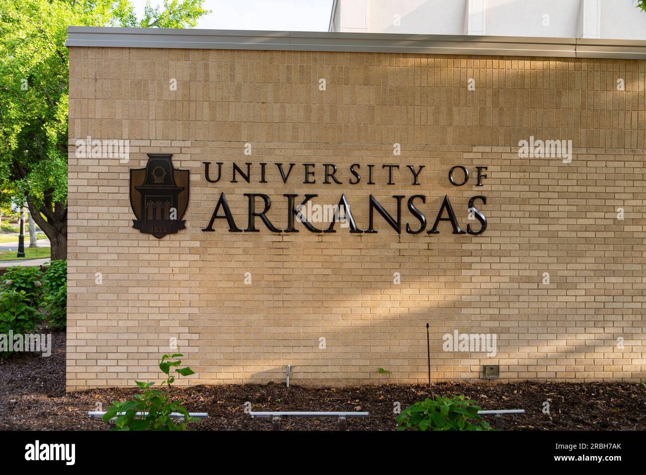 Fayetteville, Arkansas - 7 maggio 2023: Insegna dell'Università dell'Arkansas a Fayetteville, Arkansas. Foto Stock