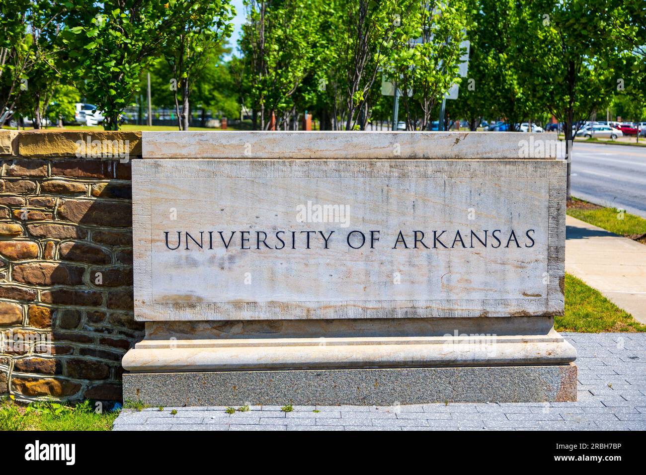 Fayetteville, Arkansas - 8 maggio 2023: Insegna dell'Università dell'Arkansas a Fayetteville, Arkansas. Foto Stock