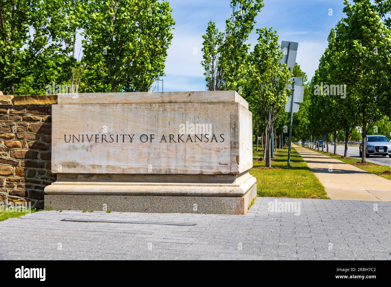 Fayetteville, Arkansas - 8 maggio 2023: Insegna dell'Università dell'Arkansas a Fayetteville, Arkansas. Foto Stock