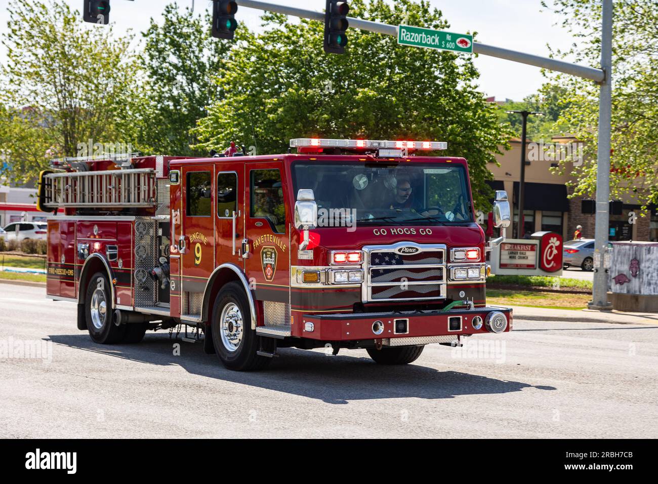 Fayetteville, AR - 8 maggio 2023: Fayetteville, AR, camion dei pompieri che risponde a una chiamata. Foto Stock