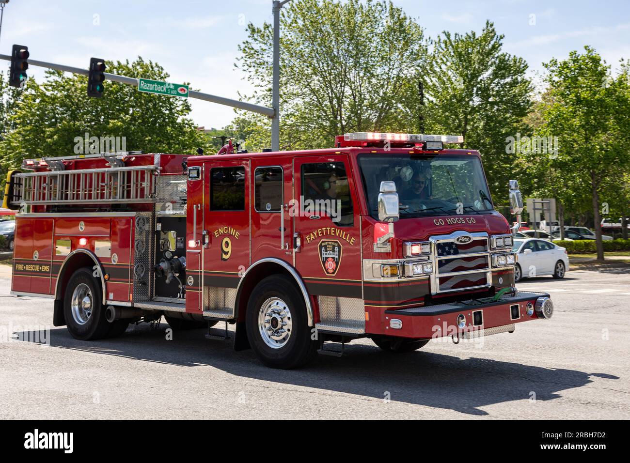 Fayetteville, AR - 8 maggio 2023: Fayetteville, AR, camion dei pompieri che risponde a una chiamata. Foto Stock