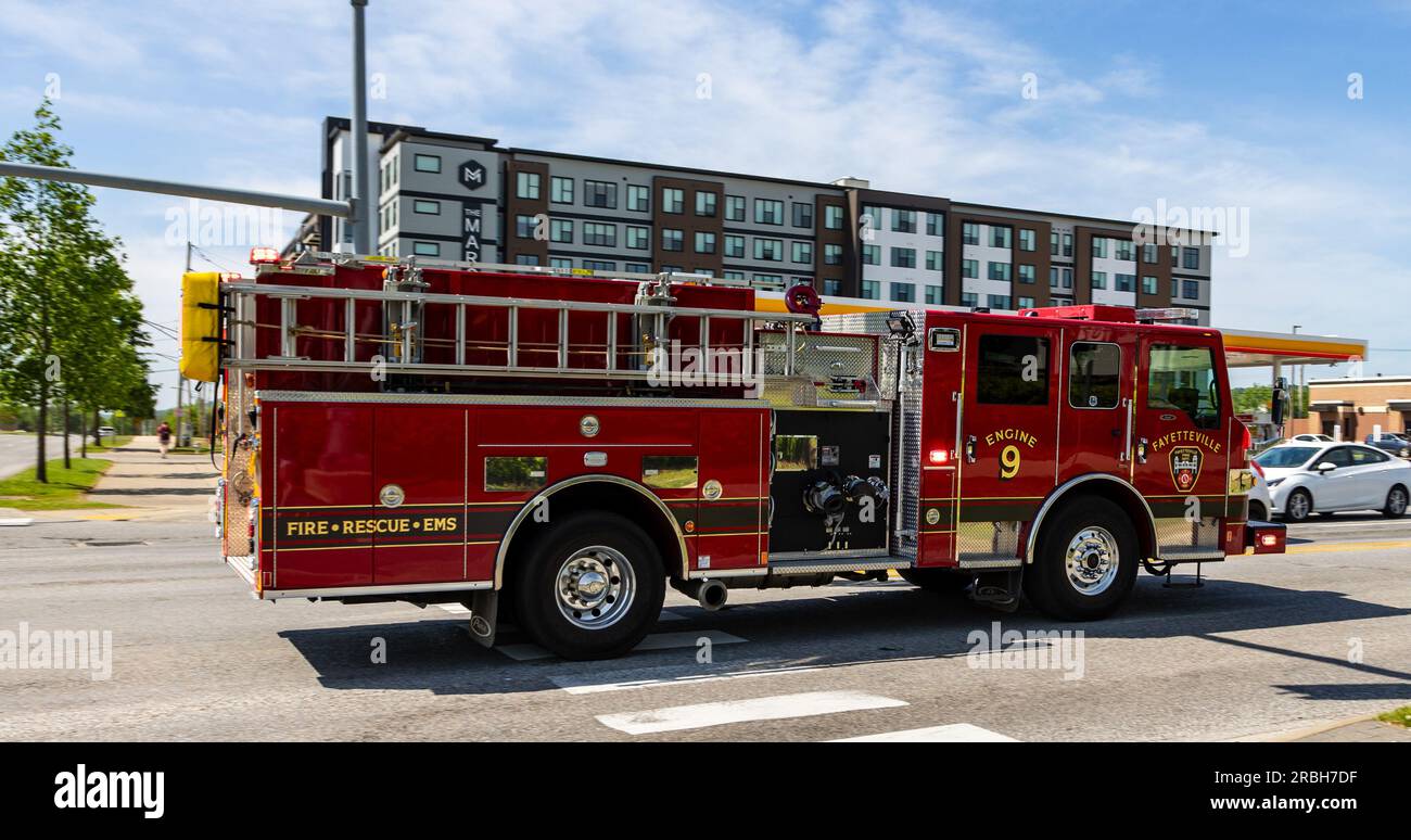 Fayetteville, AR - 8 maggio 2023: Fayetteville, AR, camion dei pompieri che risponde a una chiamata. Foto Stock