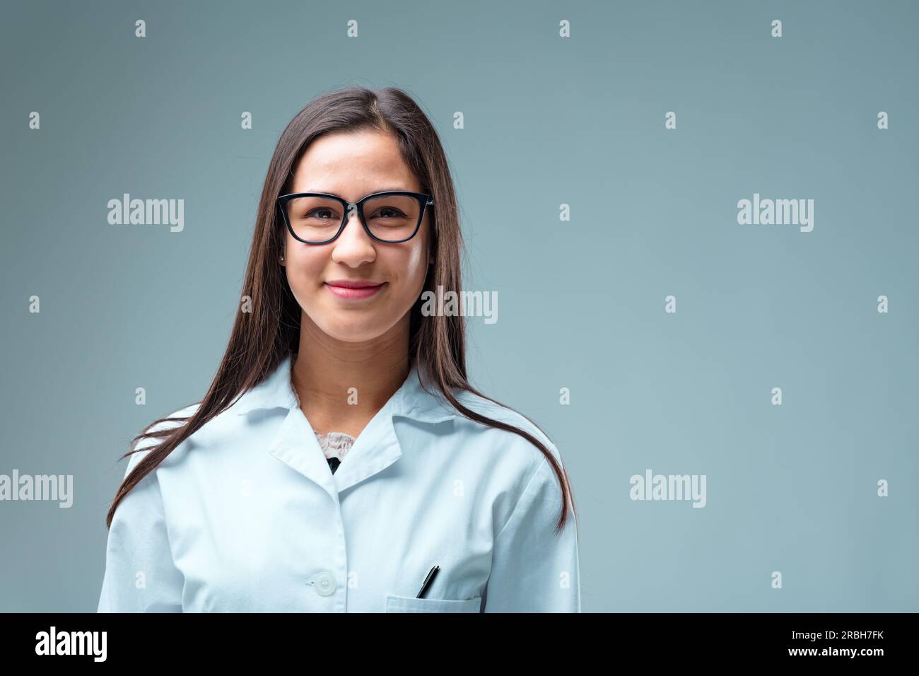 Ritratto di una giovane donna filippina scienziata o tecnica. Lei ci sorride, consapevole che usare la sua intelligenza per progredire la conoscenza ne trarrà beneficio Foto Stock