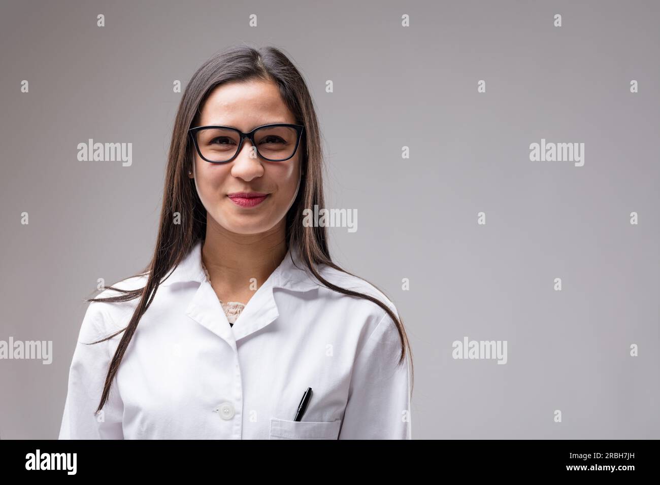 Ritratto testa e spalle di una giovane donna filippina scienziata o tecnica specializzata. Studiare e far progredire la conoscenza migliora il WO Foto Stock