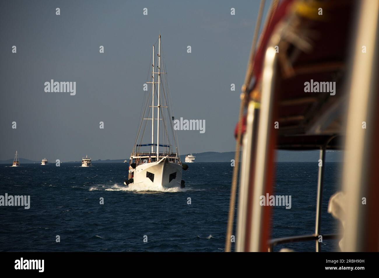 Naviga in barca da crociera in legno sul mare Adriatico Foto Stock