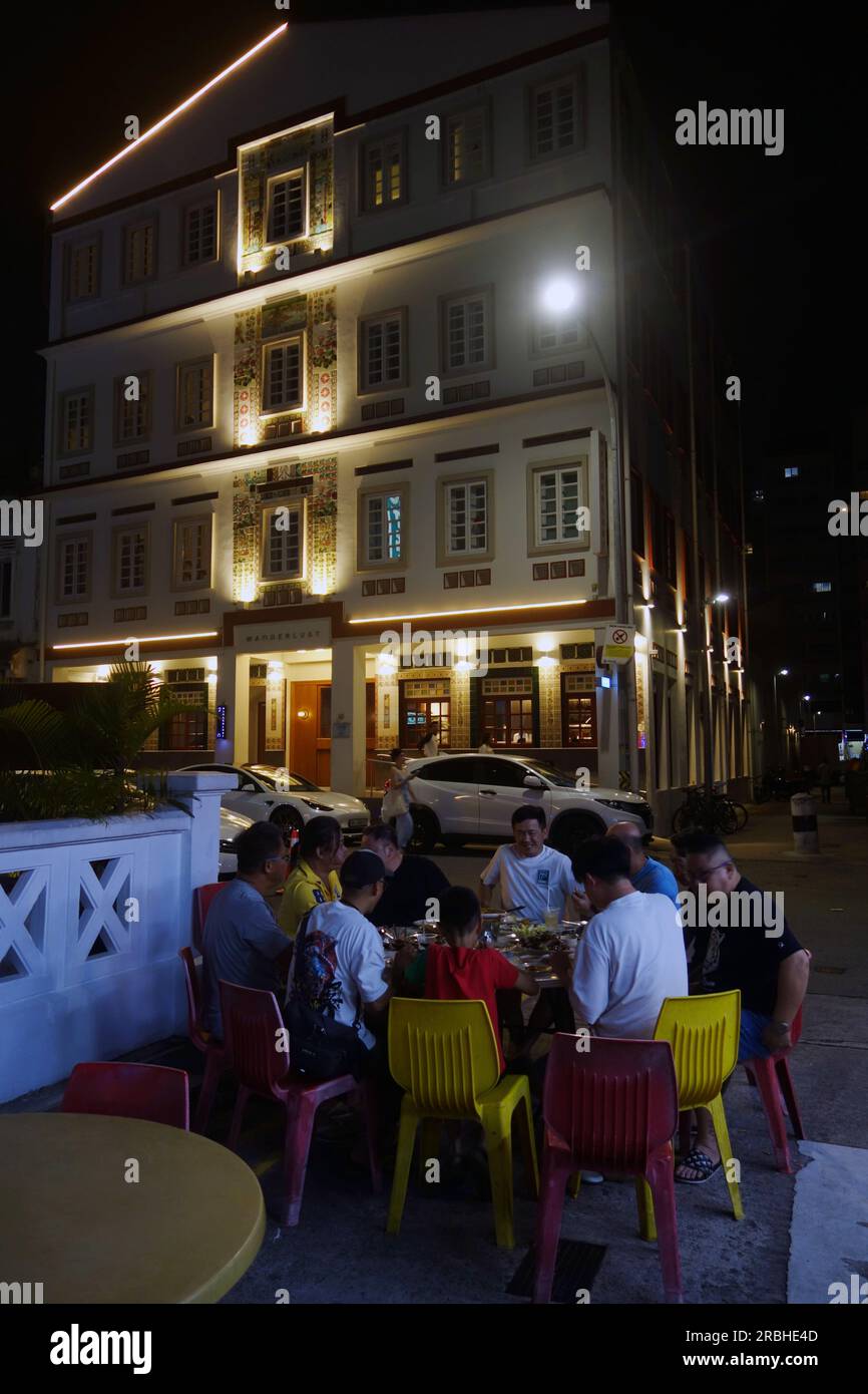 Gente che mangia fuori per strada nel fresco della sera, il Wanderlust Hotel, Dickson St, Little India, Singapore. No MR o PR Foto Stock