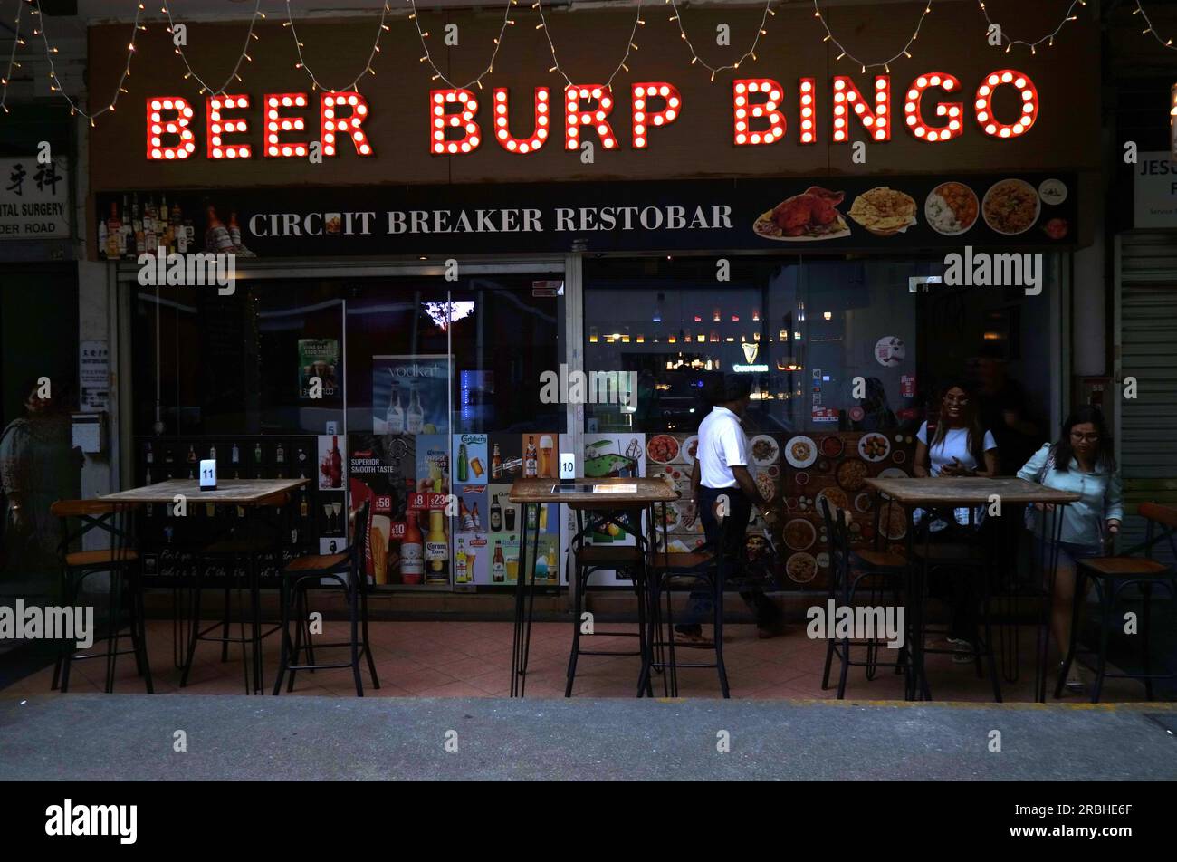 Gente al ristorante Beer Burp Bingo la sera, Little India, Singapore. No MR orPR Foto Stock
