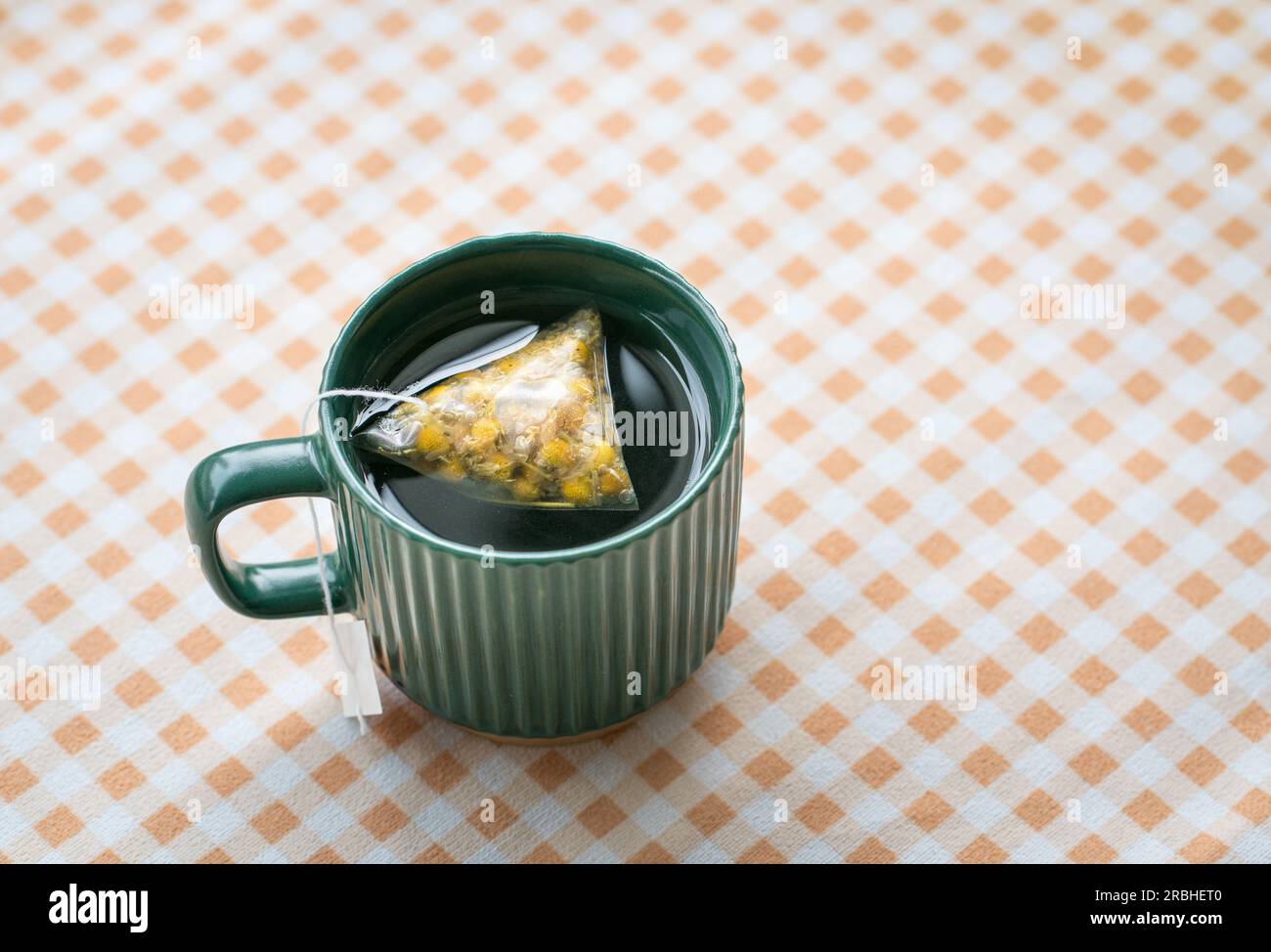 Tè caldo in una tazza verde. Vista ad angolo alto, spazio di copia. Foto Stock