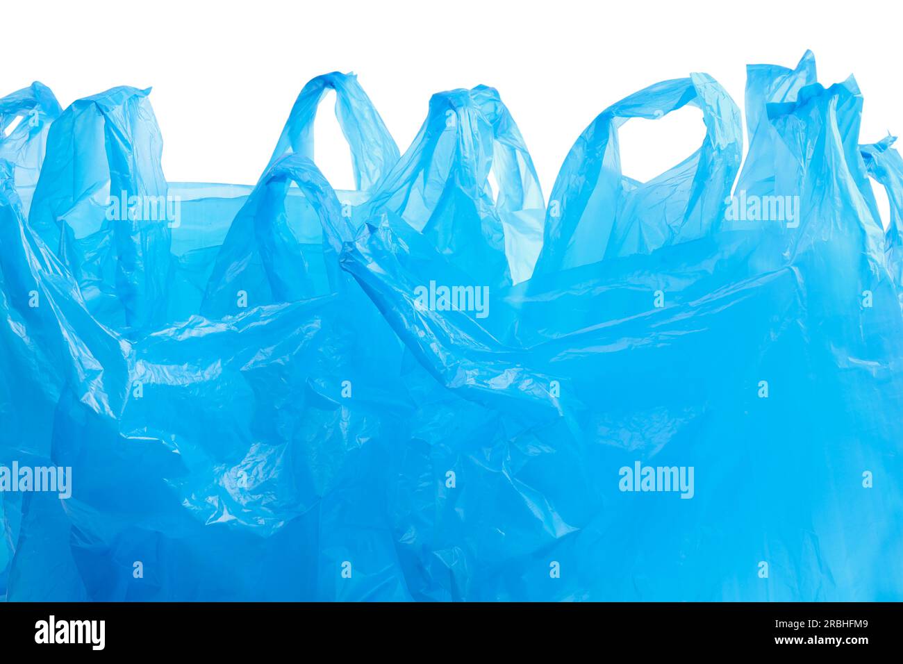 Molti sacchetti di plastica blu chiaro isolati su bianco Foto Stock