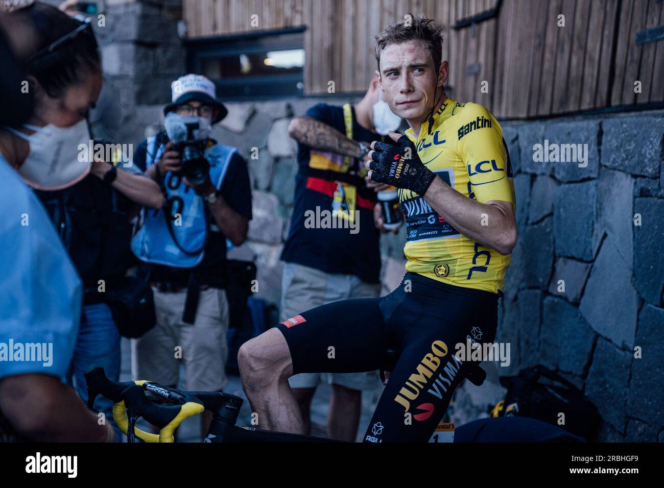 Puy De Dome, Francia. 9 luglio 2023. Foto di Zac Williams/SWpix.com- 09/07/2023 - Ciclismo - 2023 Tour de France - Stage 9 Saint-Leonard-de-Noblat to Puy de Dome (182 km) - Jonas Vingegaard, Jumbo Visma. Credito: SWpix/Alamy Live News Foto Stock