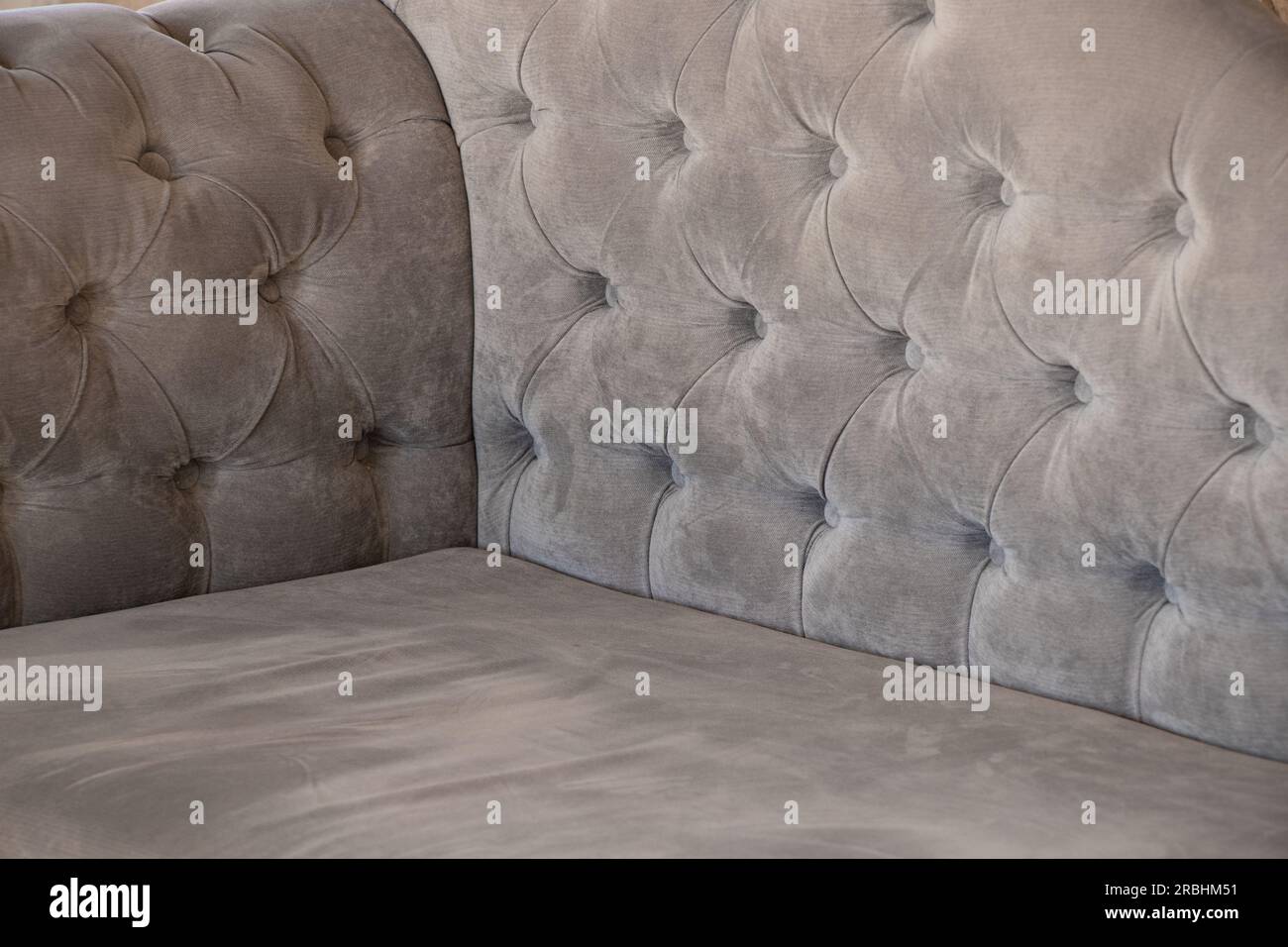 tessuto trapuntato grigio sul divano, tappezzeria su sfondo, tessuto trapuntato grigio, divano grigio, mobili imbottiti Foto Stock