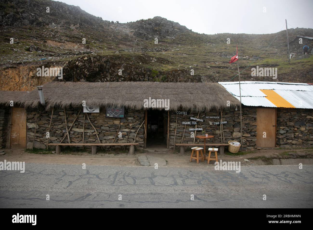 Abra Malaga, Perù; 1 ottobre 2023: Caffetteria in cima alla Valle Sacra di Abra Malaga. Foto Stock