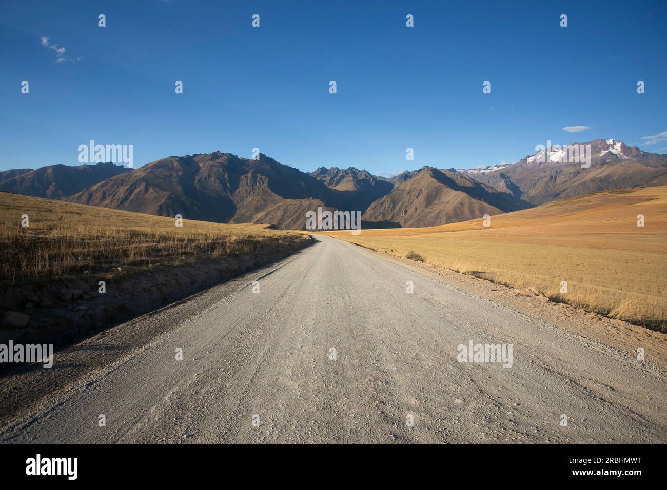 Vista della catena montuosa dalla valle sacra di Maras in Perù. Foto Stock